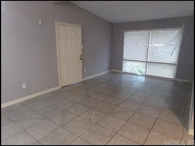3 bed, 1.5 bath, 1008 sqft, $940 — Photo 2