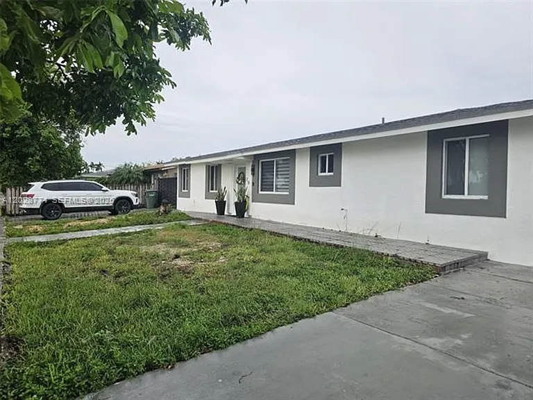 75 SW 18th Ave — Photo 3