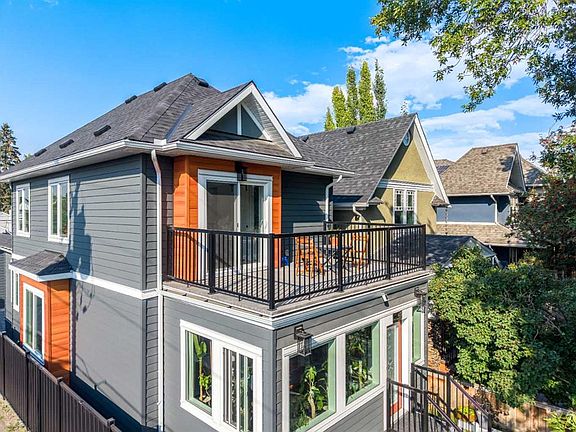 2nd image of 410 N 11th Ave NE