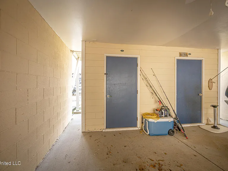 2421 Beachview Dr — Photo 34