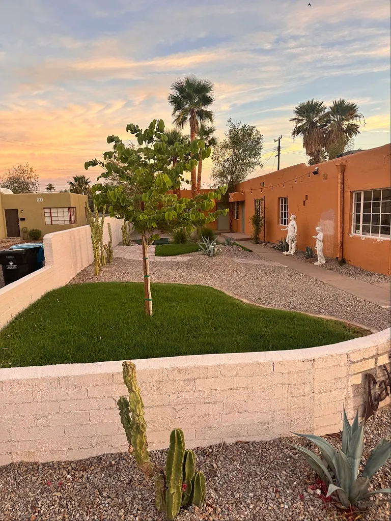 2BR Melrose Condo (quaint triplex) art deco meets Southwest — Photo 2
