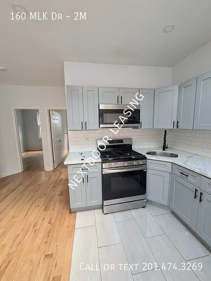 160 MLK Dr — Photo 1