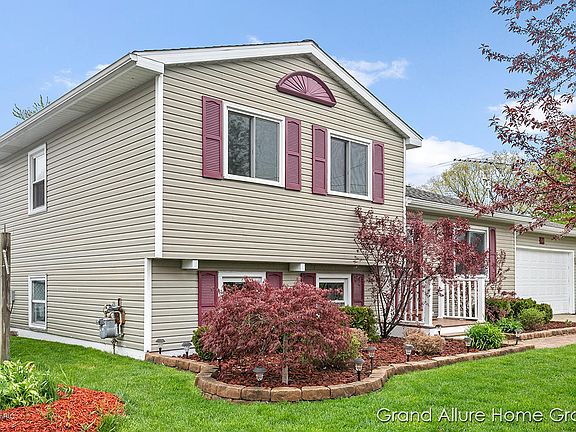 2nd image of 520 Fairway Dr NW