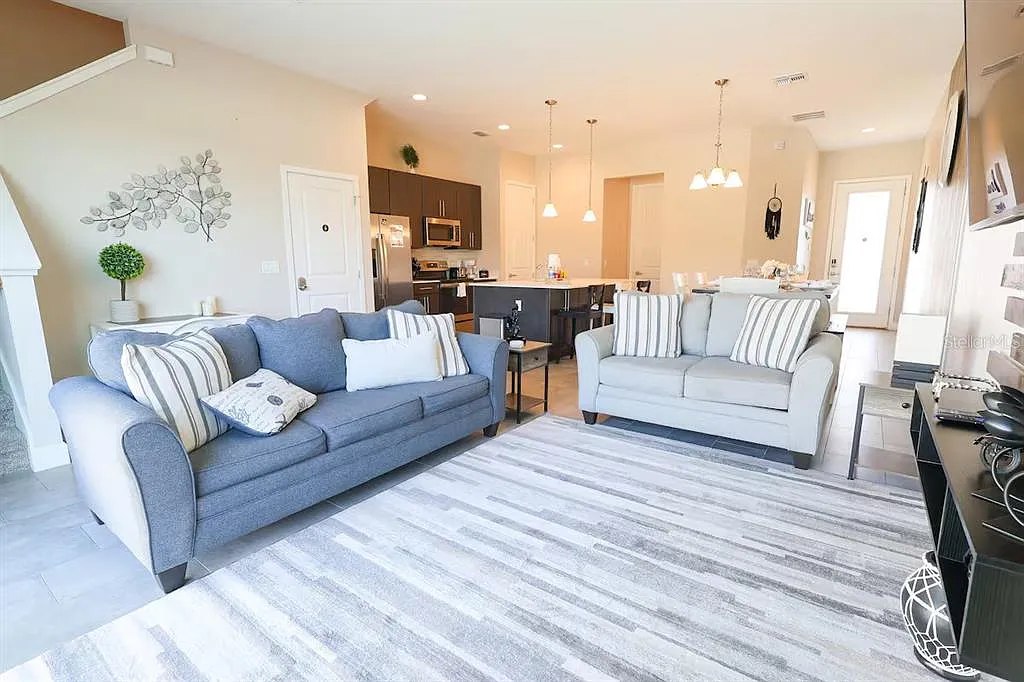 4 bed, 3.0 bath, 1871 sqft, $3,000 — Photo 2