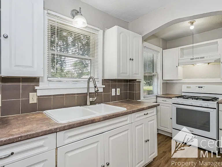 2902 E Lincoln St — Photo 8