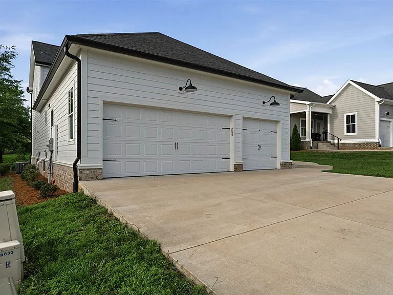 633 Village Way — Photo 4