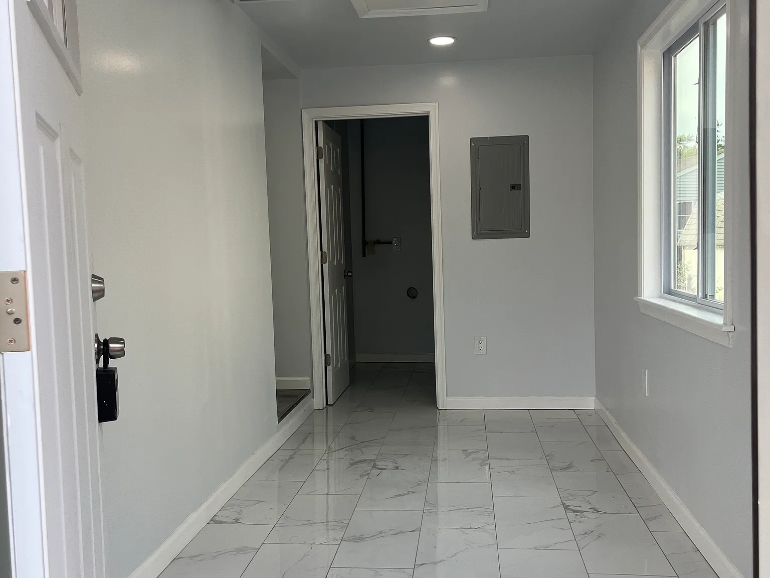 403 Albany Ct — Photo 2