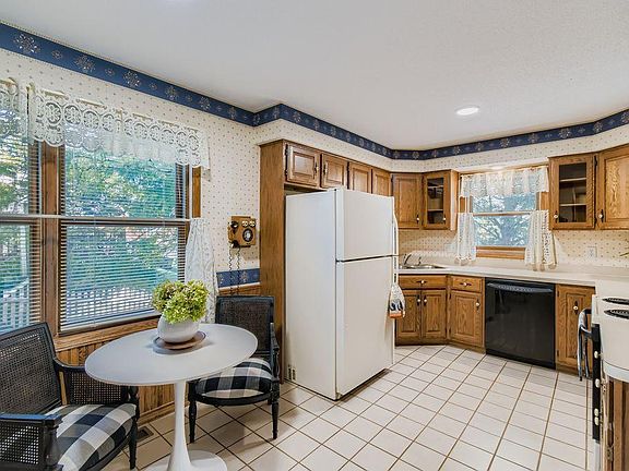 5th image of 2597 Hilo Ave N