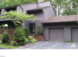 954 Canyon View Rd, Sagamore Hills, OH 44067