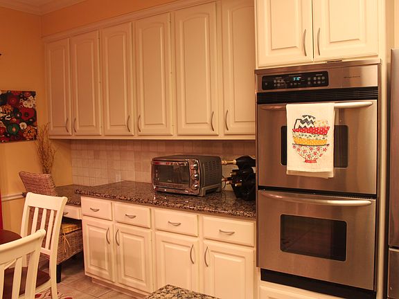 Desk area and double ovens