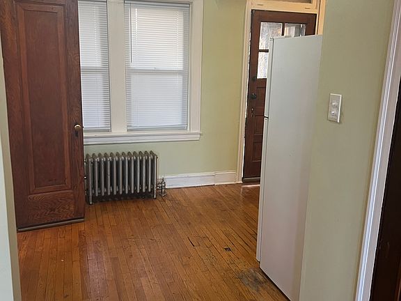 4th image of 2900-04 N Laramie Avenue W George St #2