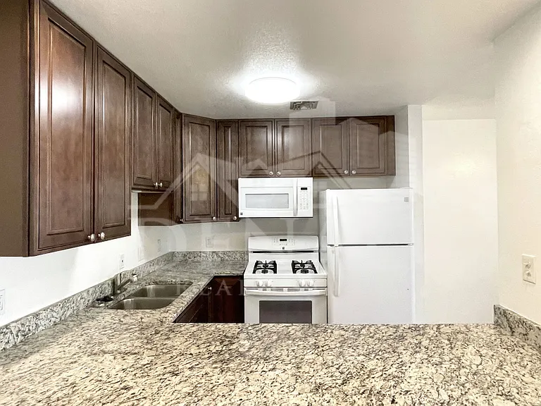 822 S Langley Ave #207 — Photo 9