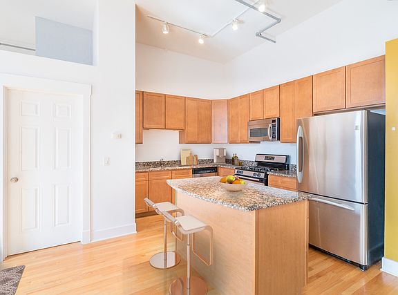 5th image of 824 W Superior St Unit 307