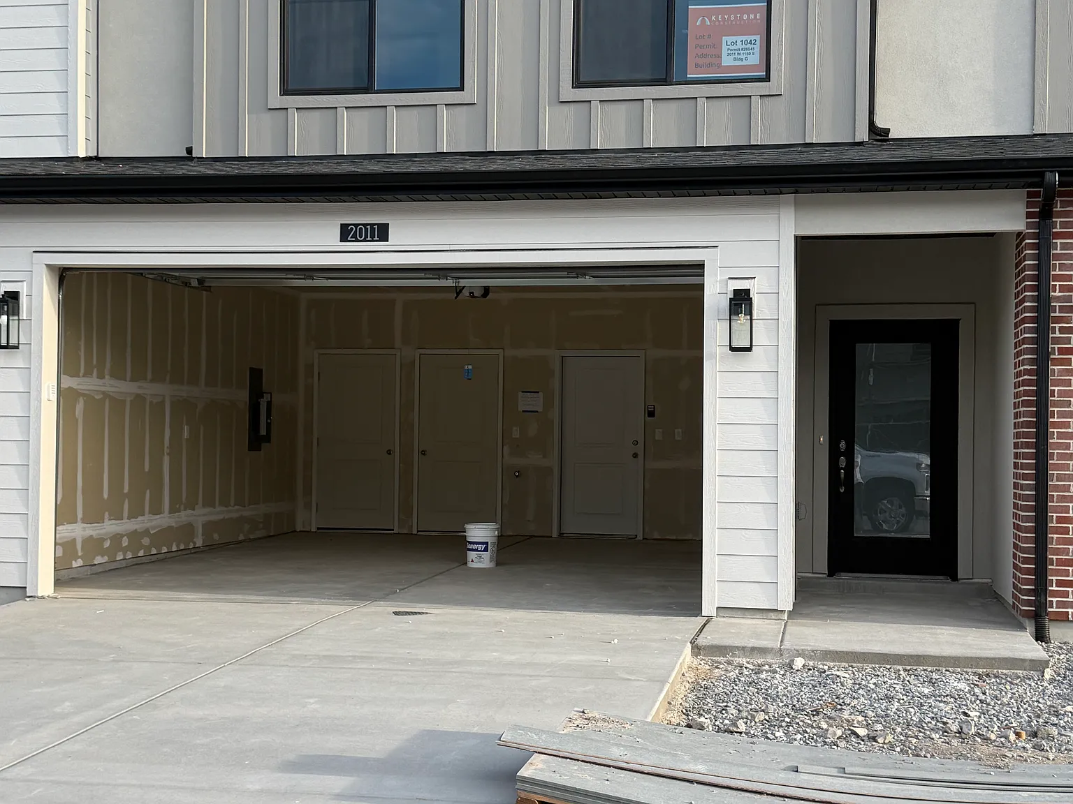 3 bed, 2.5 bath, 2200 sqft, $2,400 — Photo 1