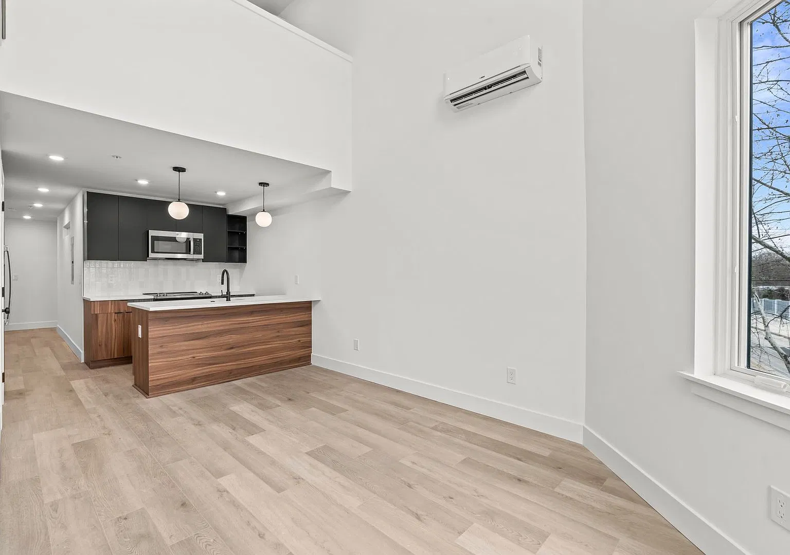 Penthouse Loft Apartment with Large Roof Deck — Photo 2