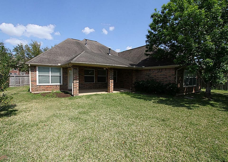 Big back yard, covered patio.