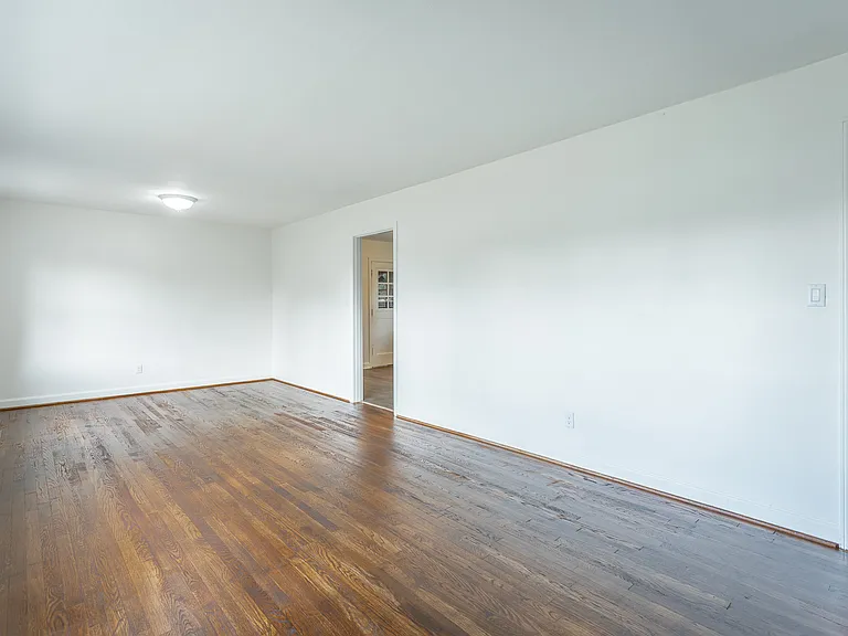 732 Munro Rd — Photo 5