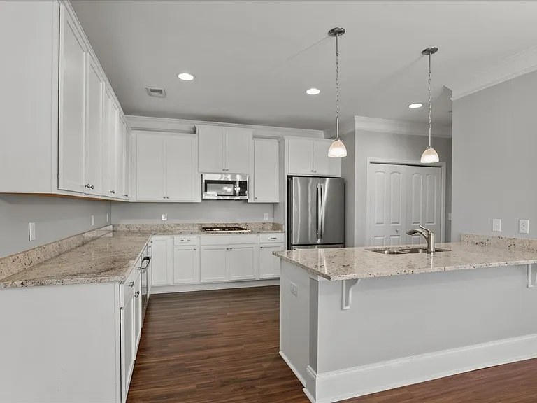 406 Senate St — Photo 3