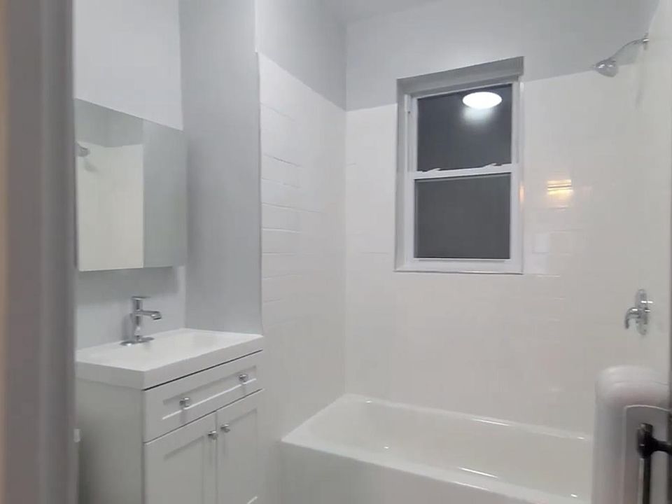 1st image of 2514 W Belle Plaine Ave #2E