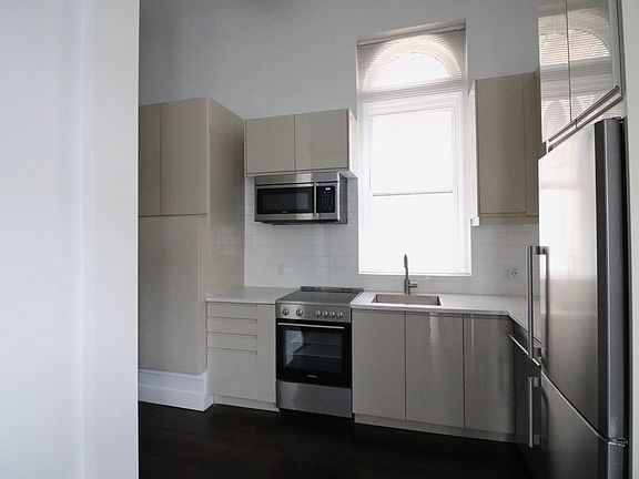 3rd image of 132 Temple St Unit 201
