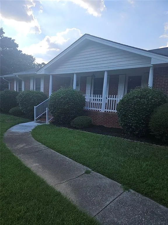 3 bed, 2.0 bath, 2200 sqft, $1,800 — Photo 2