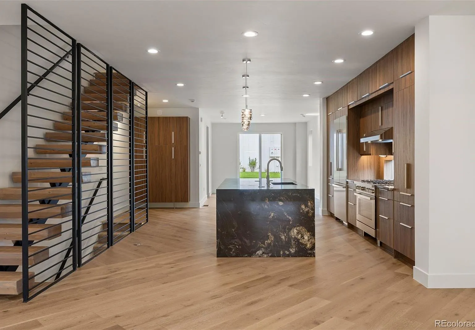 4 bed, 5.0 bath, 4004 sqft, $7,000 — Photo 2