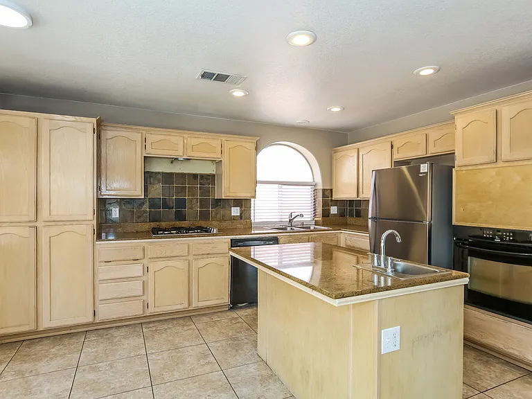 2317 Homeland St — Photo 9