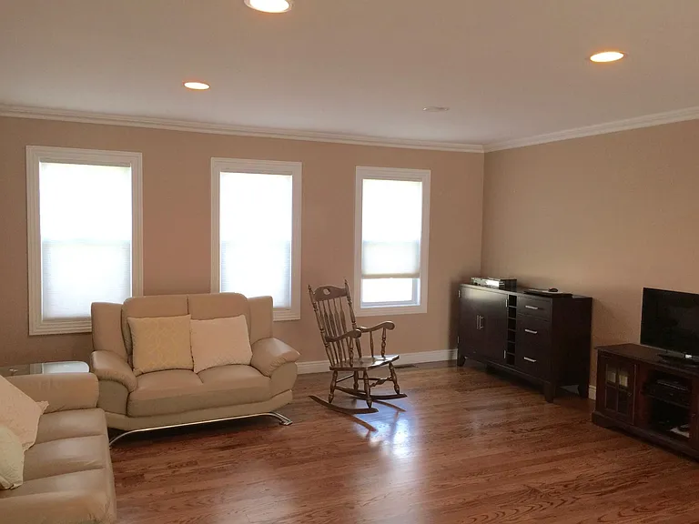 11 Charlotte Pl — Photo 17