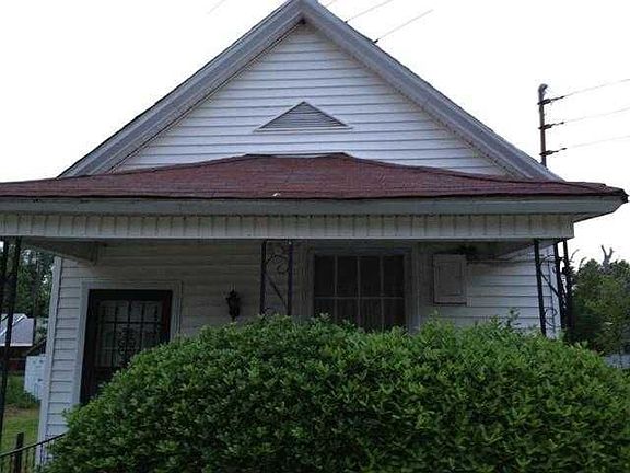 COVERED PORCHE FENCED FRONT 