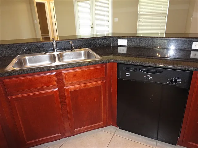 4 bed, 3.0 bath, 2381 sqft, $3,100 — Photo 2