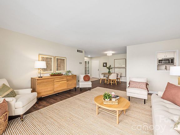 4th image of 1323 Queens Rd Unit 324