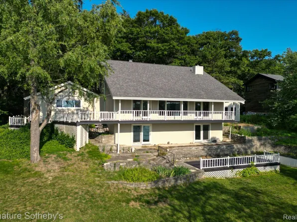 959 Manitou Ln, Lake Orion, MI 48362