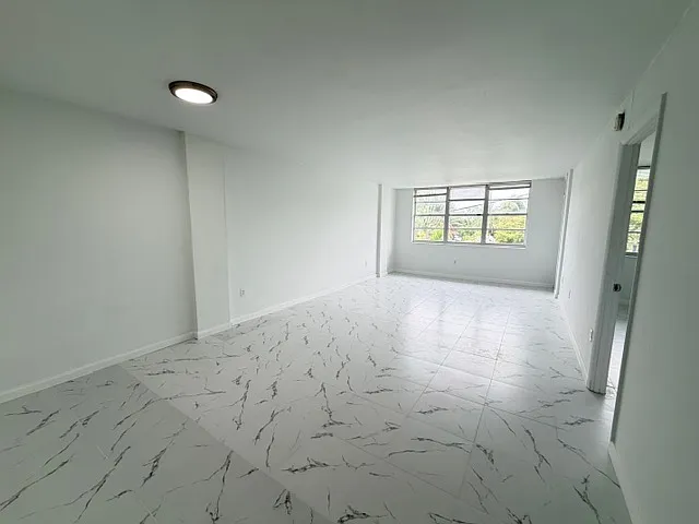 Island Apartments — Photo 9