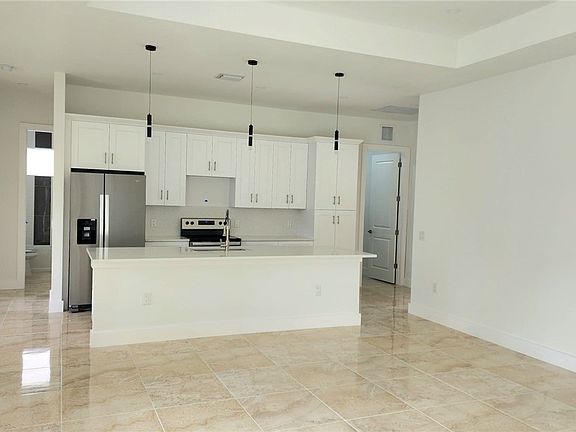 4th image of 1041 Merry St E