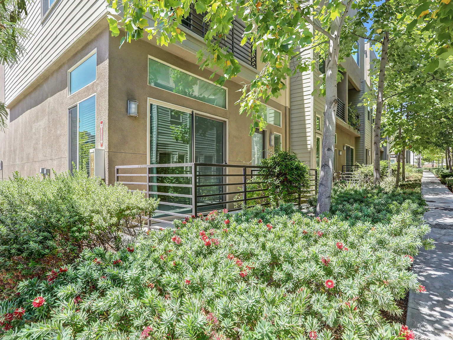 4 bed, 3.5 bath, 1976 sqft, $3,500 — Photo 2