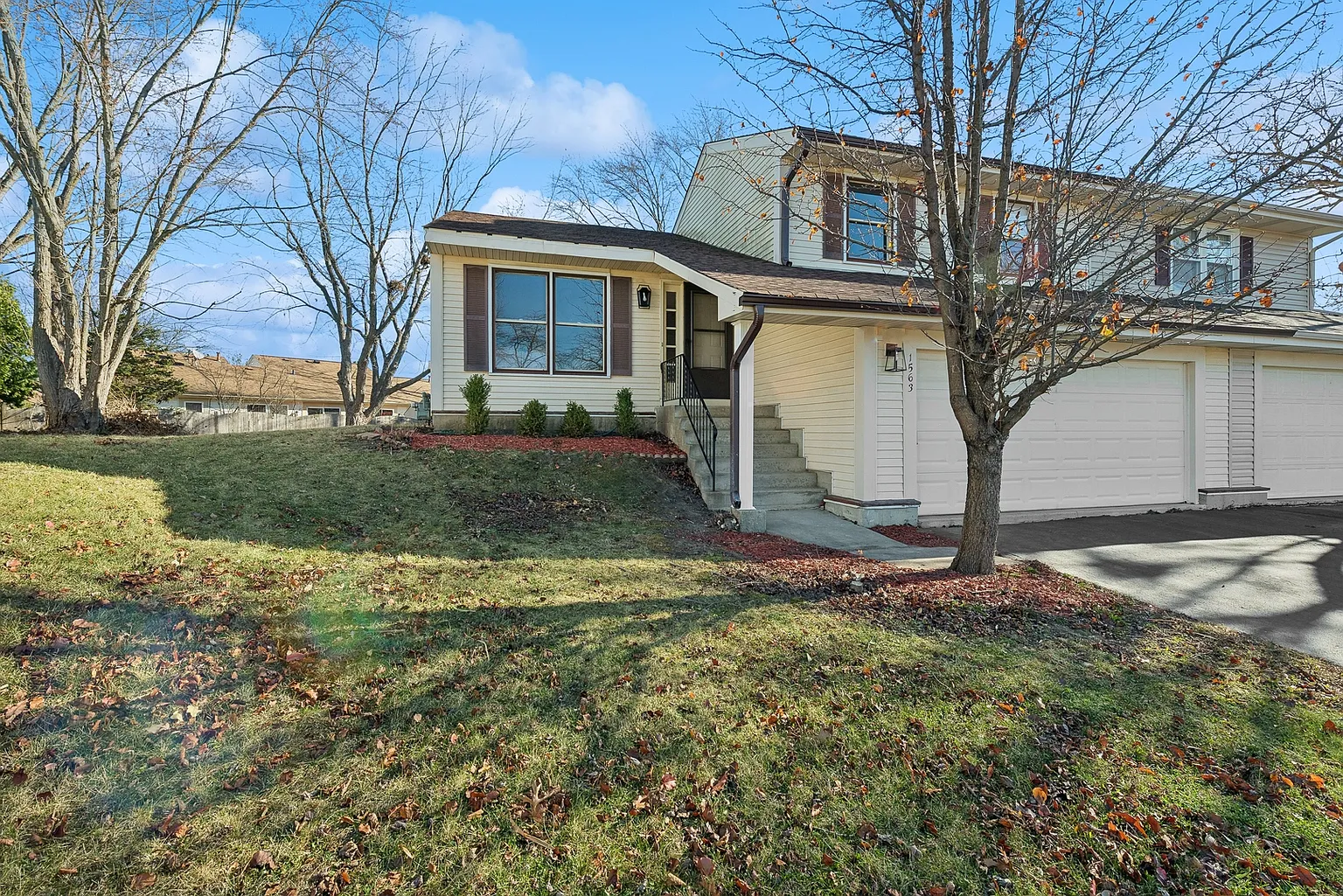 1563 Brandywyn Ct N photo 1