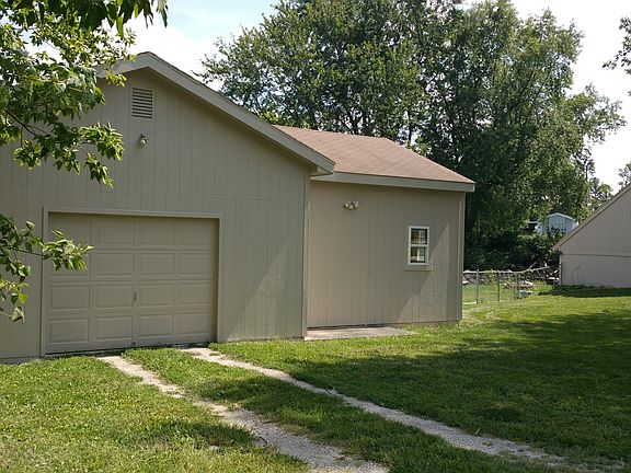 Detached Garage