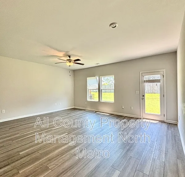 305 Rolling Green Rd — Photo 2