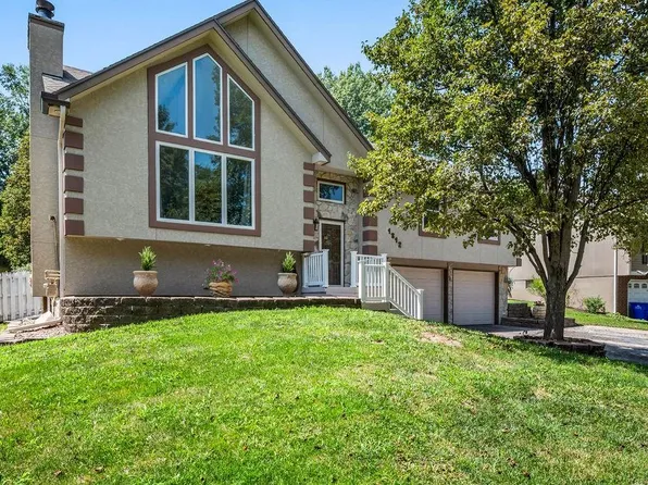 1312 NE Barnes Dr, Lees Summit, MO 64086
