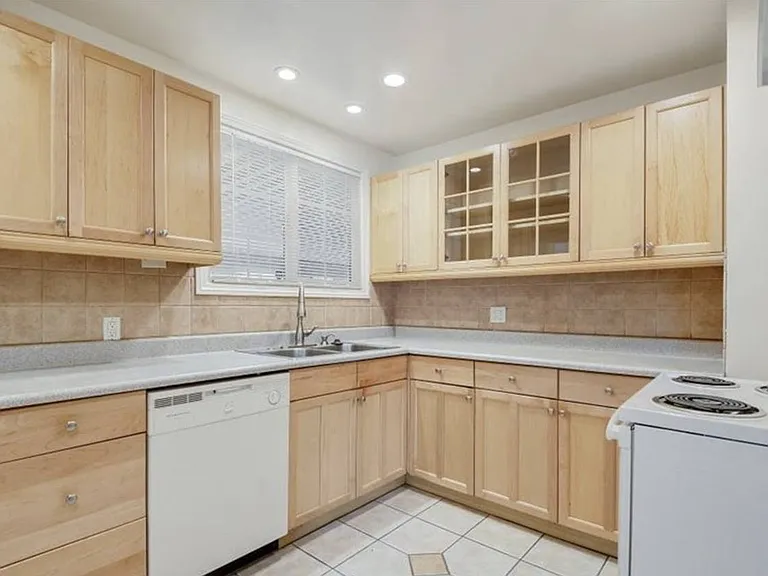 22086 Homestead Rd — Photo 7