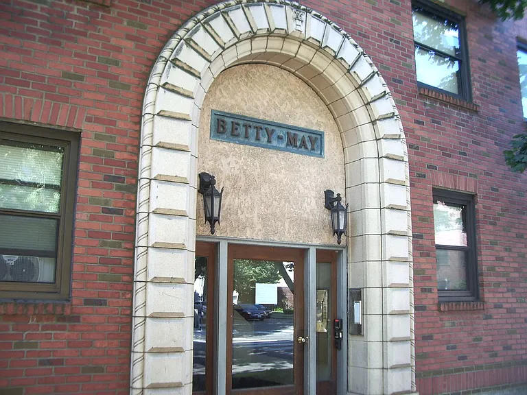221 W Mercer St — Photo 5