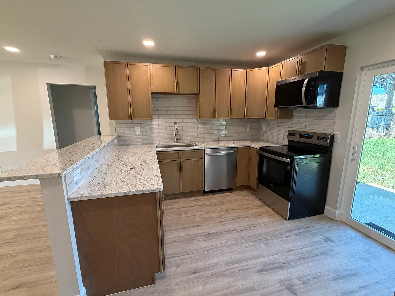 2 bed, 946 sqft, $2,500 — Photo 2