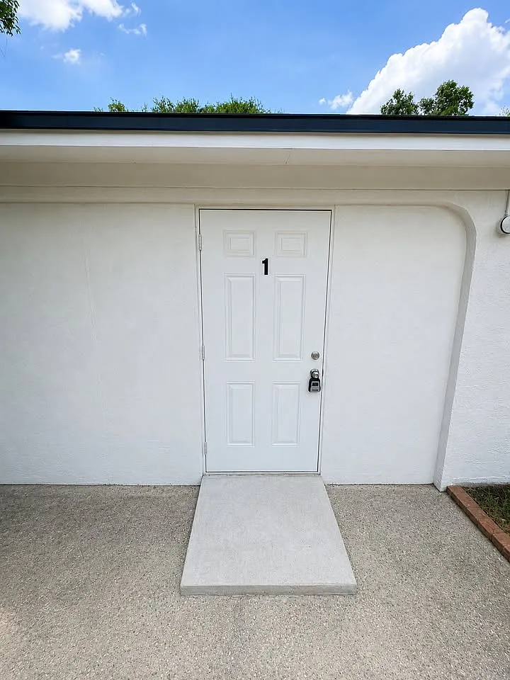 1 bed, 1008 sqft, $900 — Photo 1