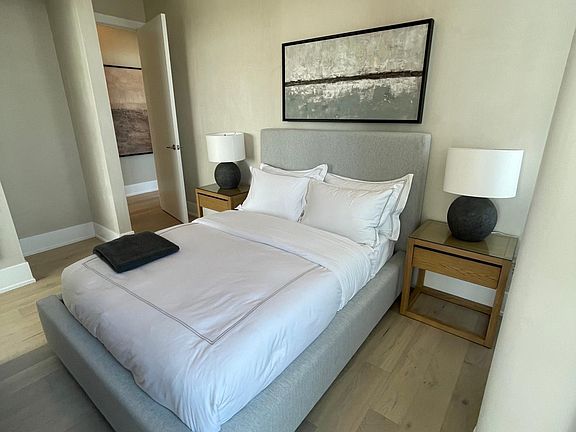 5th image of 740 W Fulton St #3102