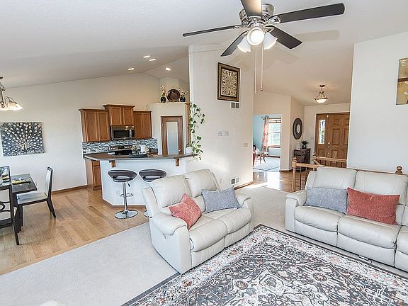3rd image of 1521 Rockridge Way