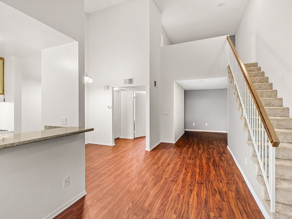1st image of 6210 Woodman Ave #103