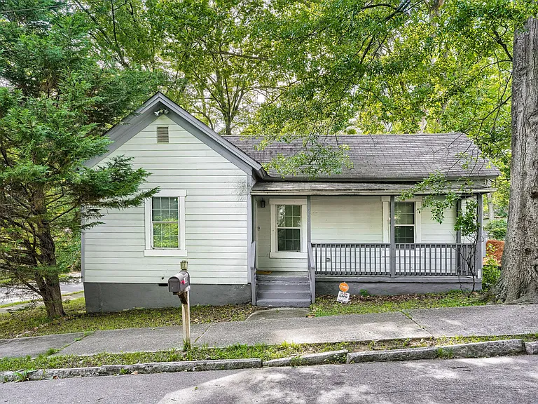 988 Coleman St SW — Photo 2