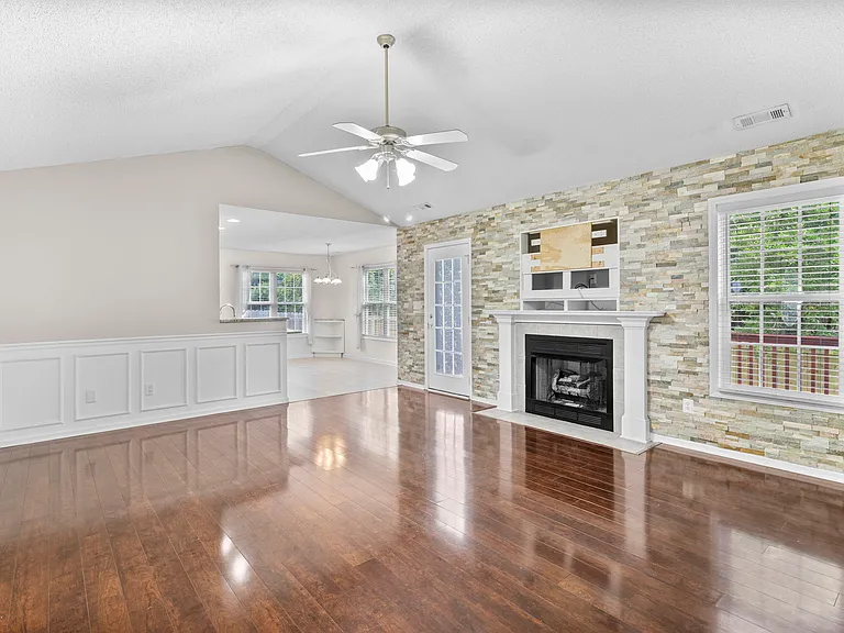 530 Sunpointe Dr — Photo 6