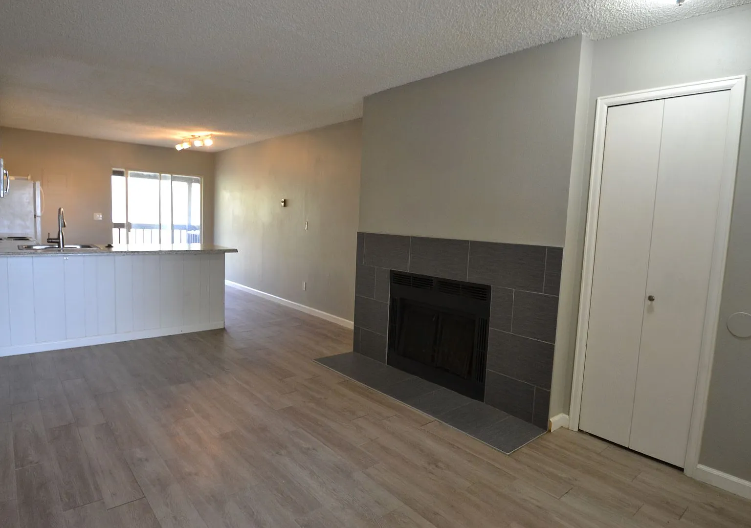 Straus Lane 2920 — Photo 2