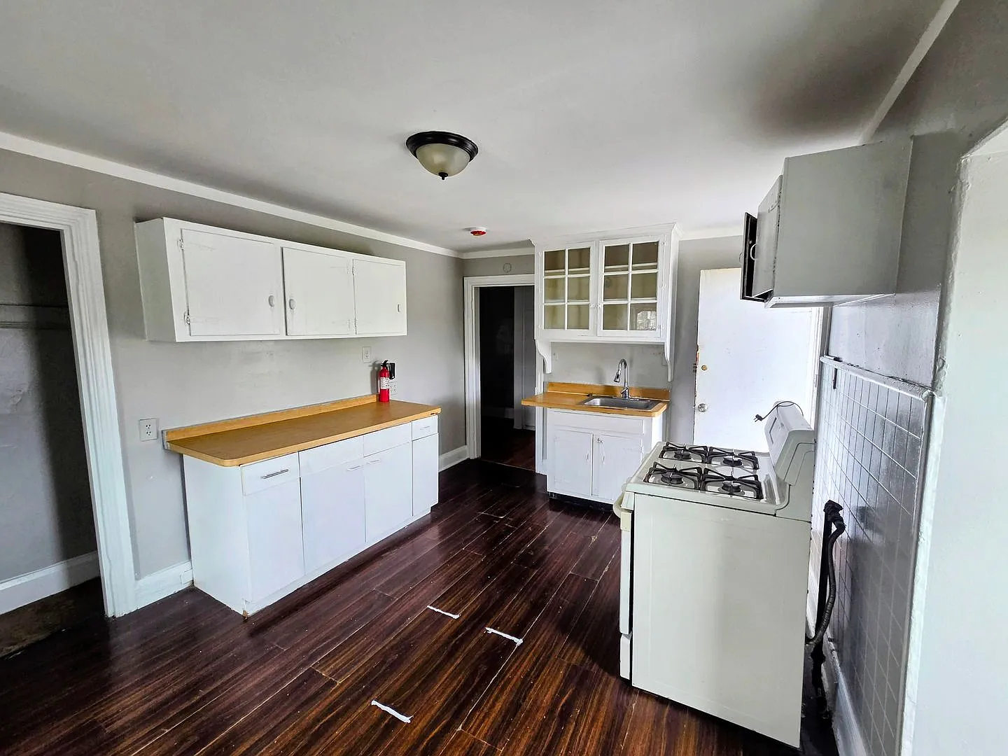 1048 W Walnut Street — Photo 3